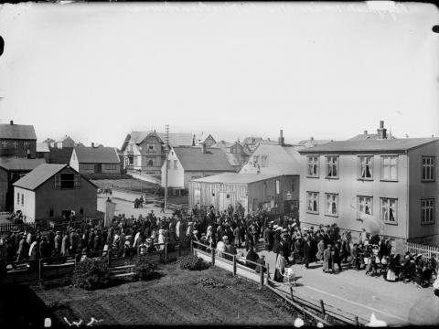 Skrúðganga á gatnamótum í Reykjavík 17. júní 1911